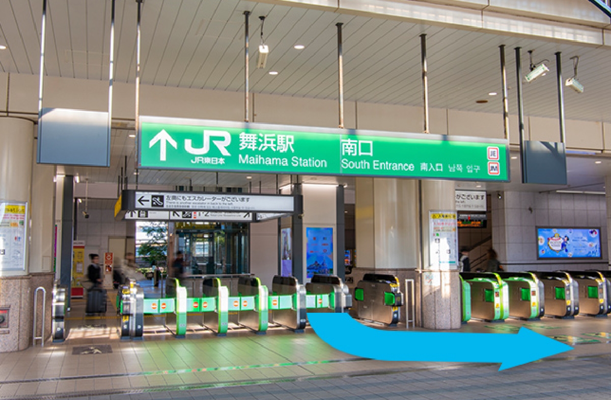 JR舞浜駅南口の改札を出ます。