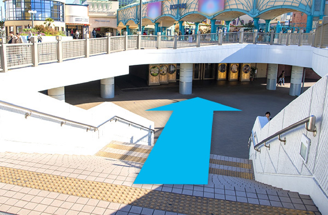 改札を出て左手、東京ディズニーシー方面へ向かい、エレベーター近くの階段をおります。