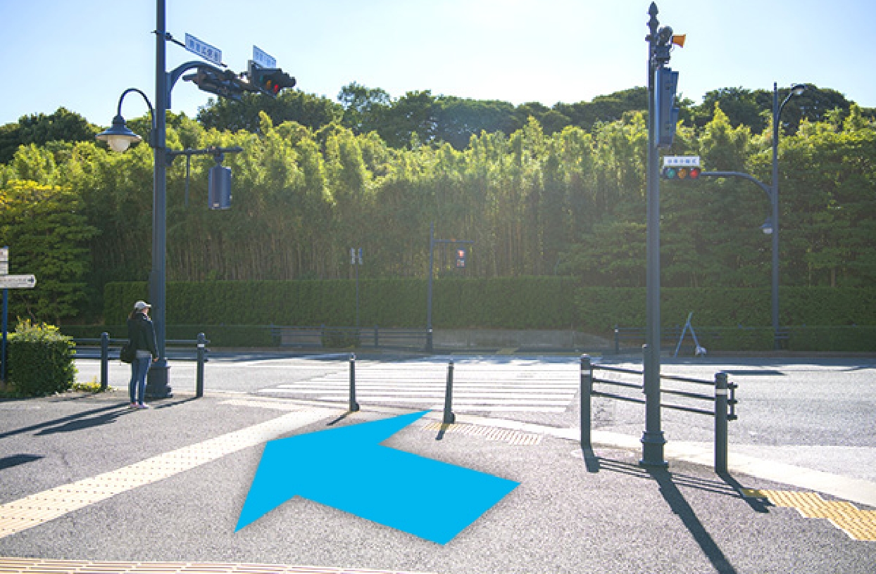 階段をおりた先にある横断歩道手前を左折。